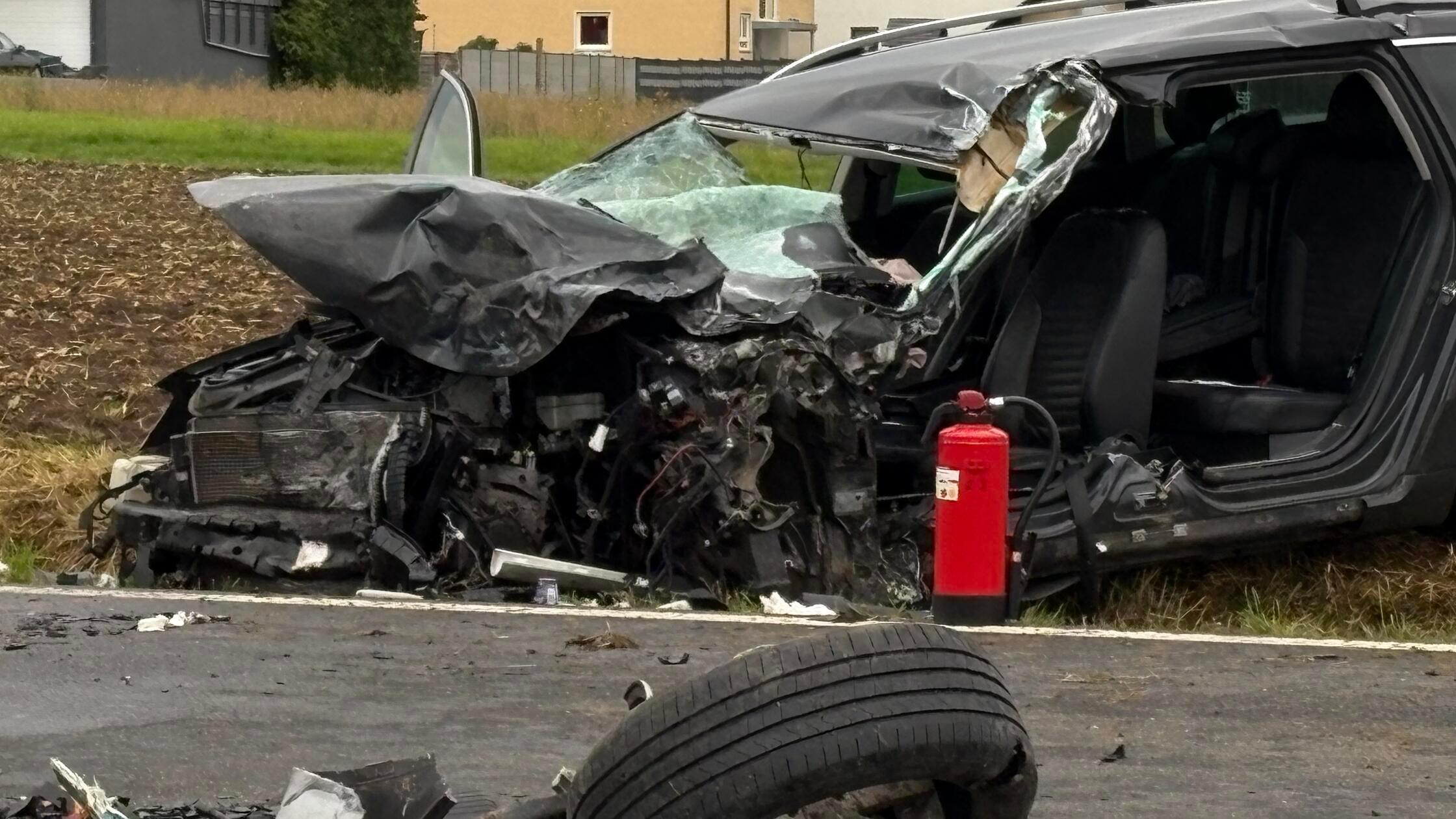 Auto kollidiert in Franken frontal mit Lkw: Fahrer muss reanimiert werden – Helikopter im Einsatz