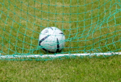 Mutterstadt: Mann rennt auf Spielfeld und schlägt Fußballspieler