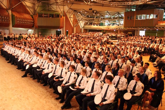 POL-HA: Graduierungsfeier in der Hagener Stadthalle – Neue Mitarbeitende für Polizei und Verwaltung