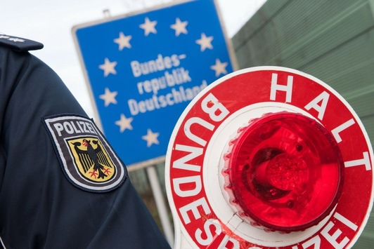 BPOL-BadBentheim: Frau beißt Polizisten bei Grenzkontrolle
