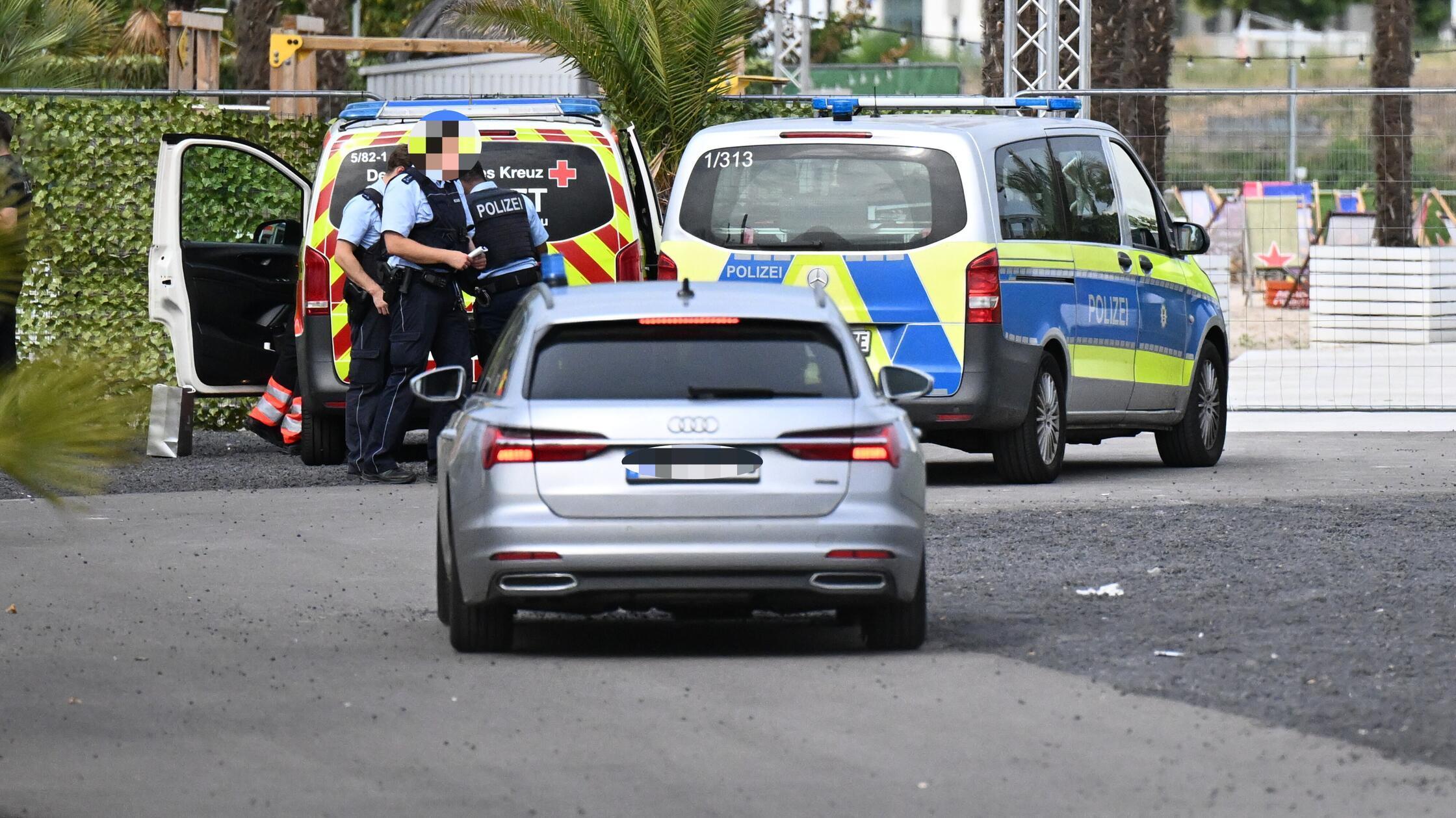 Schock-Vorfall in Region: Auto fährt in Menschenmenge vor Imbiss – Polizei gibt neue Details bekannt
