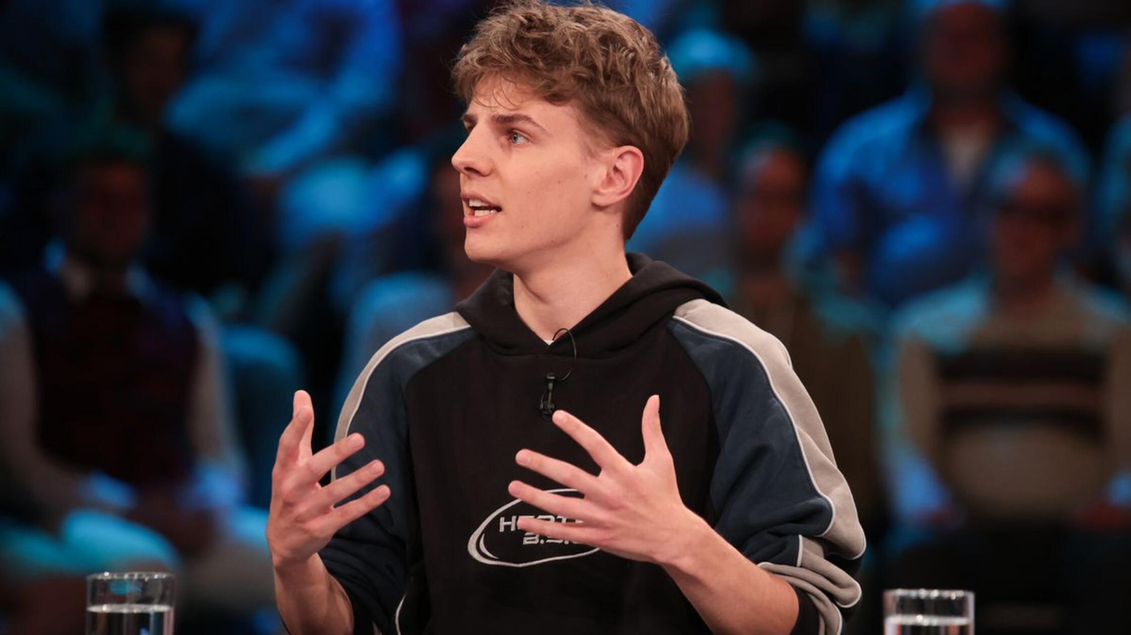 „Social Media Verbot ab 60“: Influencer und Podcaster erntet Applaus nach spitzen Aussage