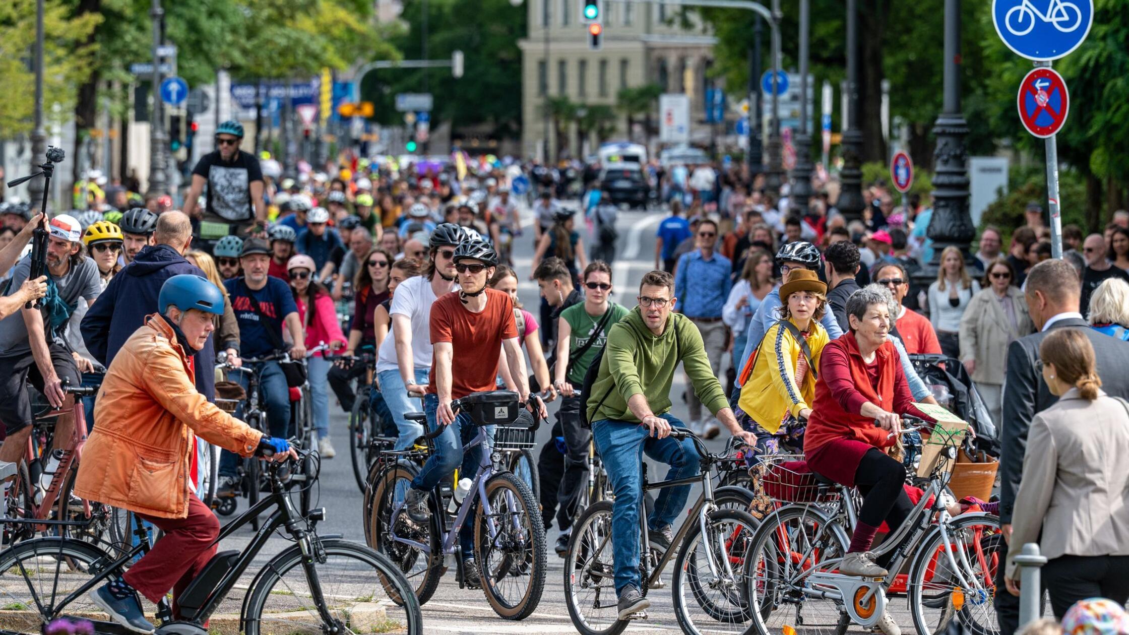 Polizist bei Verkehrssperre von Autofahrerin angefahren