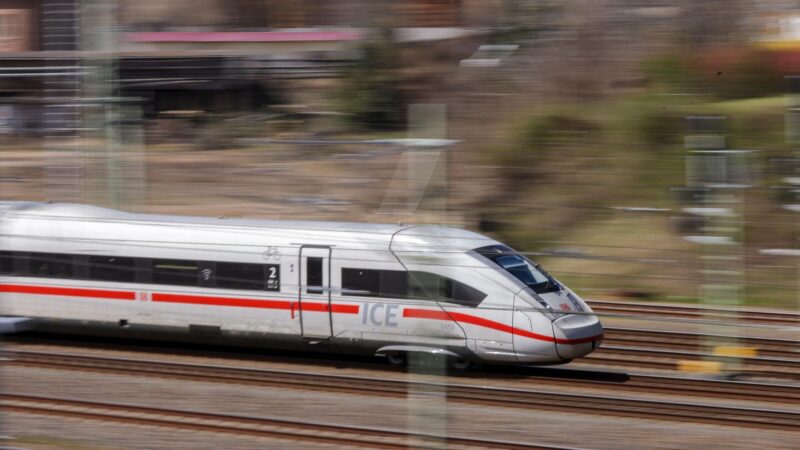 Mitten auf der Strecke: Zug wird in Franken evakuiert – über 300 Reisende betroffen