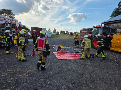 FW Mechernich: Großschadenlage auf Burggelände – Zugübung des Löschzuges 3
