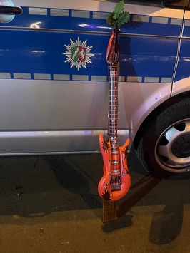 POL-NE: Fundstück nach dem Schützenfest: Wem gehört dieses Holzgewehr?