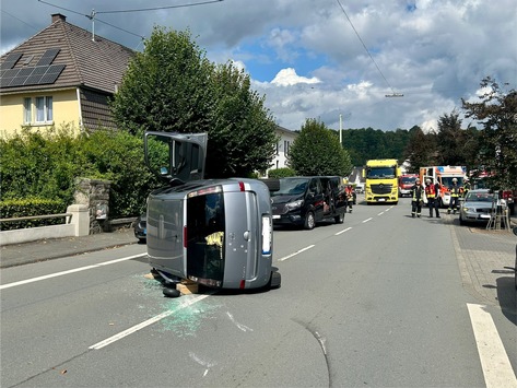 FW-OE: Verkehrsunfall mit eingeschlossener Person