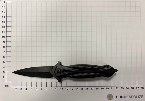 BPOL NRW: Mit Messer und Drogen unterwegs – Bundespolizei bringt aggressive Frau unter Kontrolle