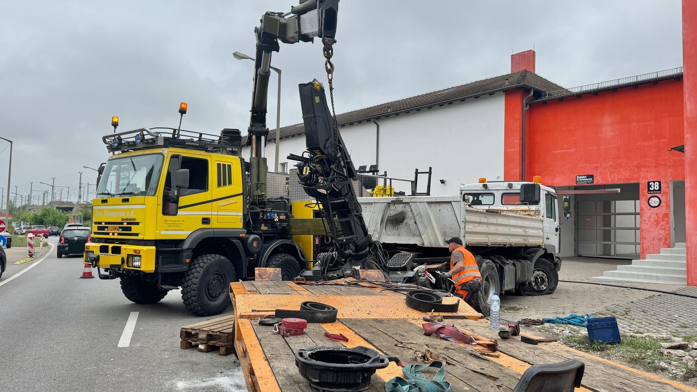 Massiver Stau und Verzögerungen auf dem Frankenschnellweg in Nürnberg: Lkw bleibt an Brücke hängen