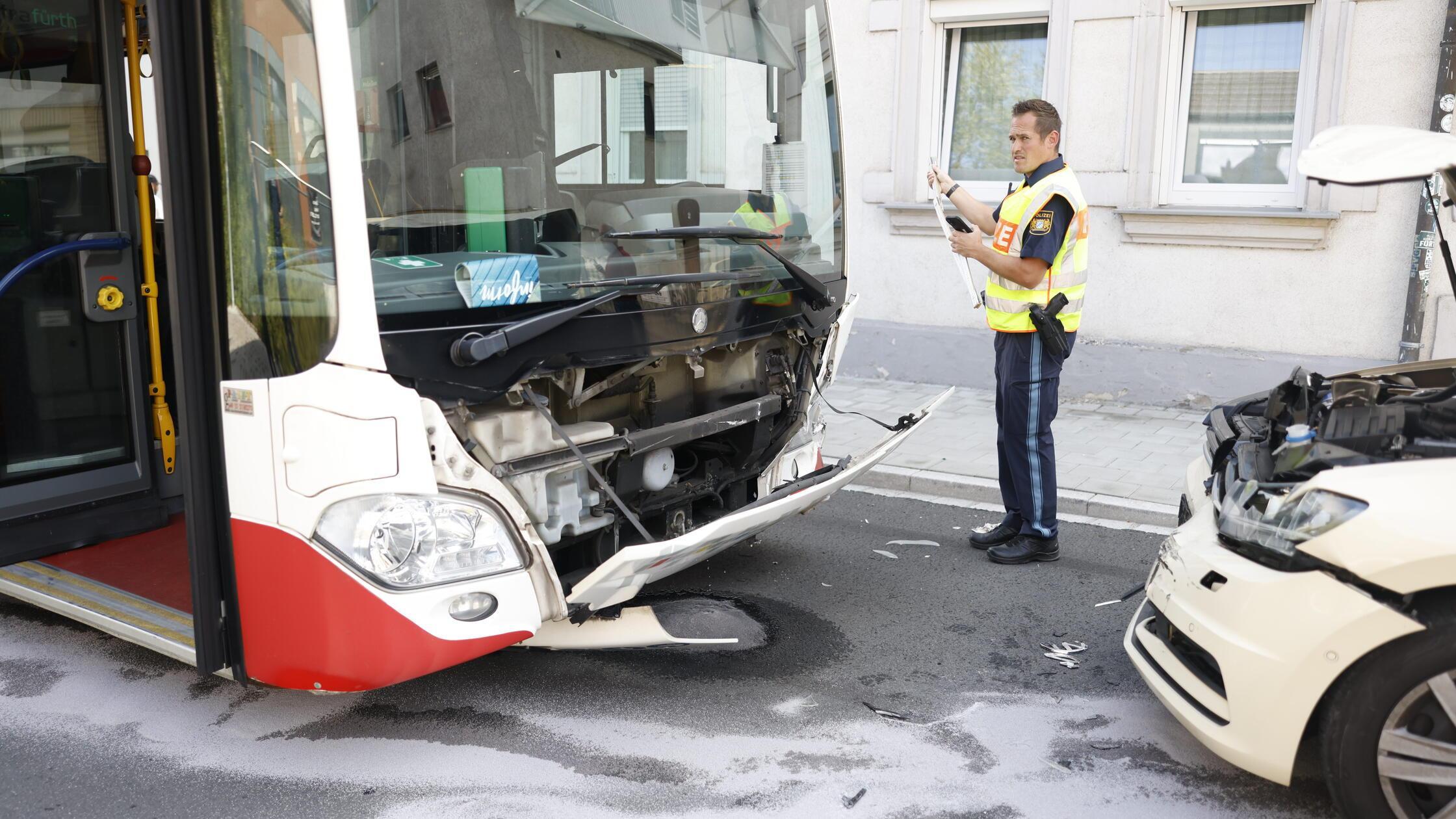 Bus frontal mit Taxi kollidiert: Fünf Verletzte bei Unfall mit drei Fahrzeugen in Fürth