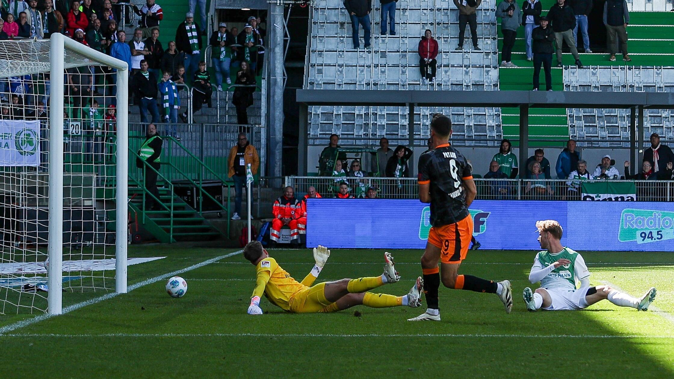 Hinten desolat, vorne chancenlos: Kleeblatt geht im Ronhof mit 0:3 gegen Kaiserslautern unter