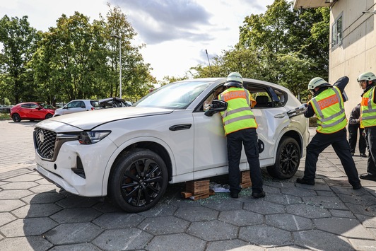 FW-LEV: Feuerwehr Leverkusen übt an Mazda-Plug-in-Hybrid Modellen Praxisnahe Ausbildung in der technischen Hilfeleistung an modernsten Fahrzeugen