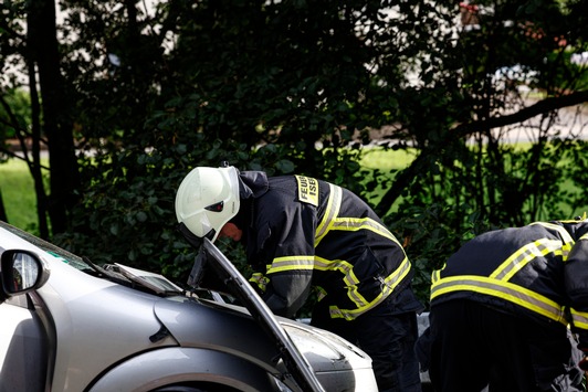 FW-MK: Motorradfahrer bei Verkehrsunfall lebensgefährlich verletzt
