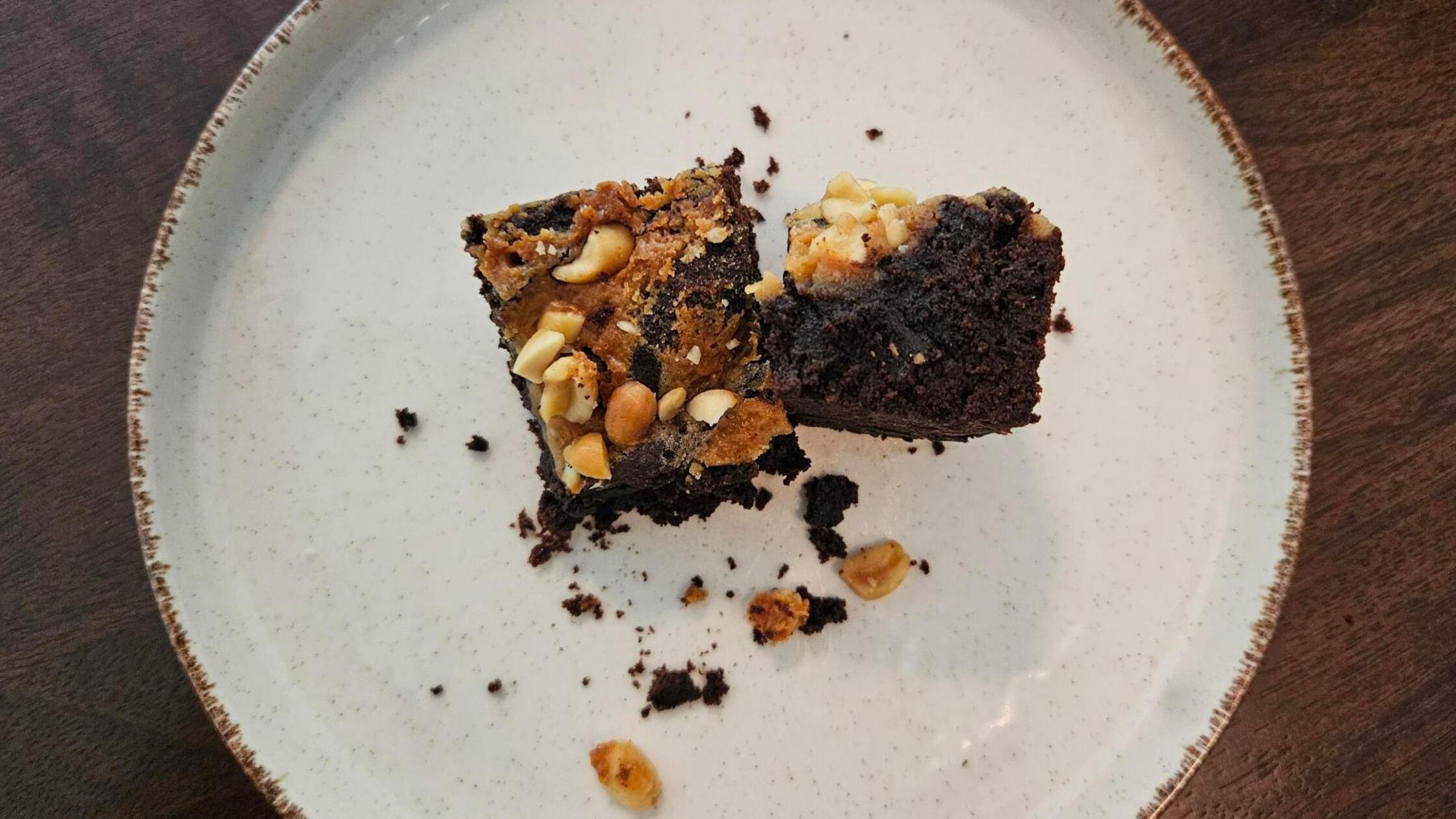 Addictive factor guaranteed: luscious brownies with peanut butter – simple recipe