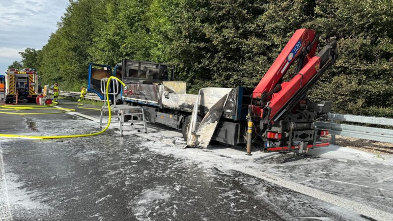 Sperrung auf A9 bei Nürnberg: Lkw brennt komplett aus – Ein Fahrstreifen wieder befahrbar