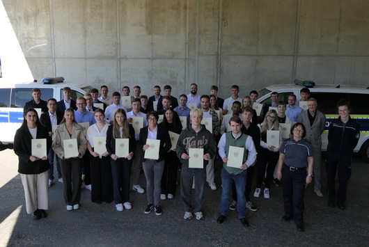 HZA-RO: 38 Berufseinsteiger beim Hauptzollamt Rosenheim vereidigt / Verstärkung im mittleren und gehobenen Zolldienst