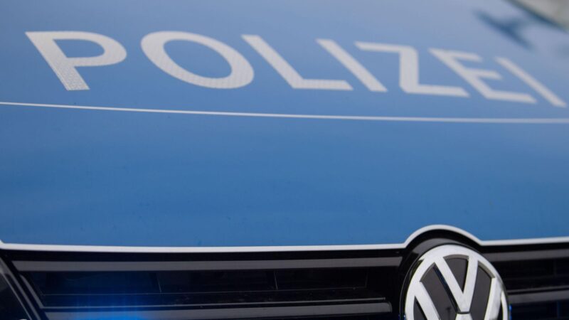 Ekeliger Vorfall in Bayern: Mann uriniert aus dem Fenster und bespritzt zwei Frauen