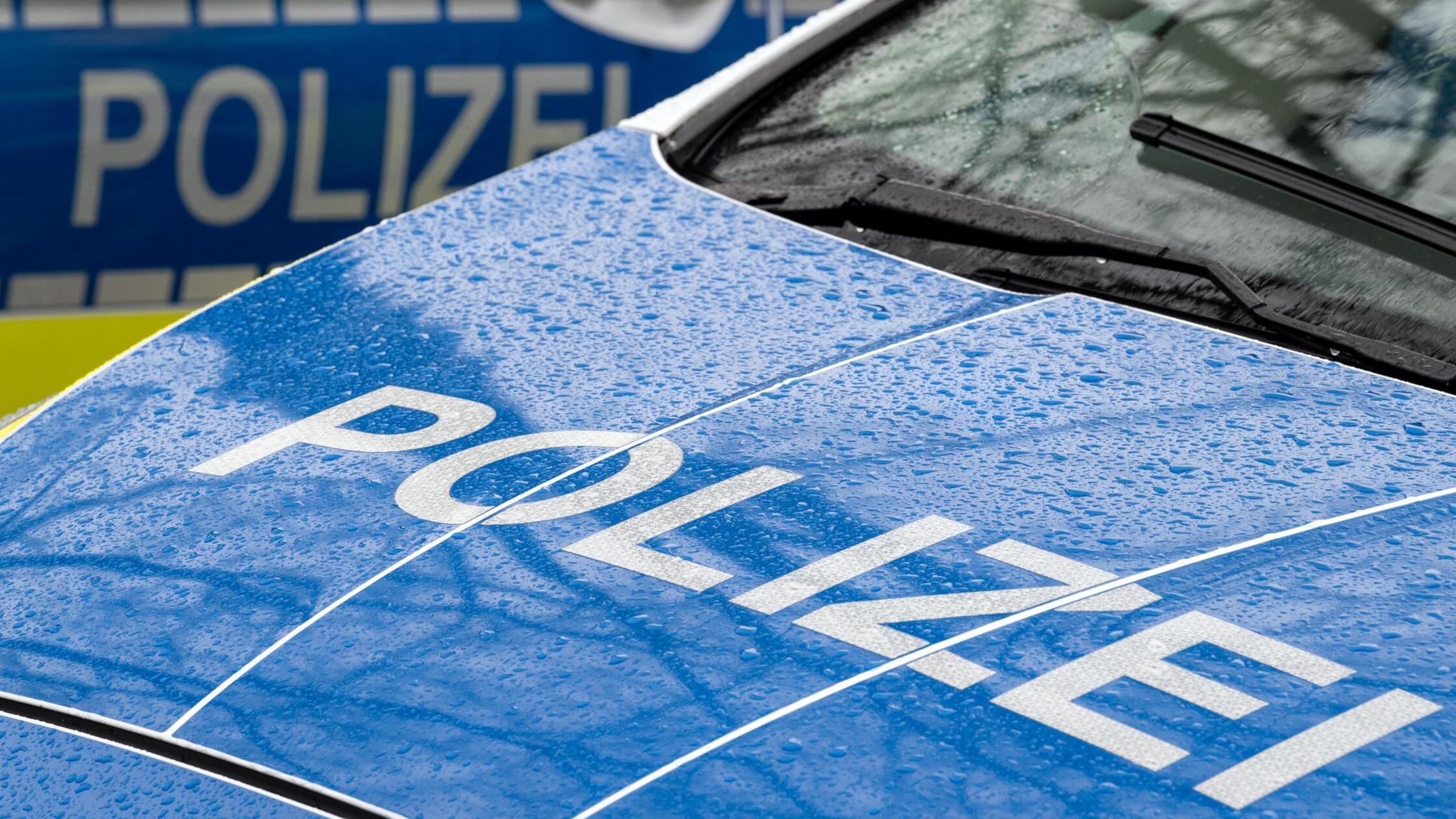 Mann hetzt Dobermann bei Überfall auf Passanten mit Krücken