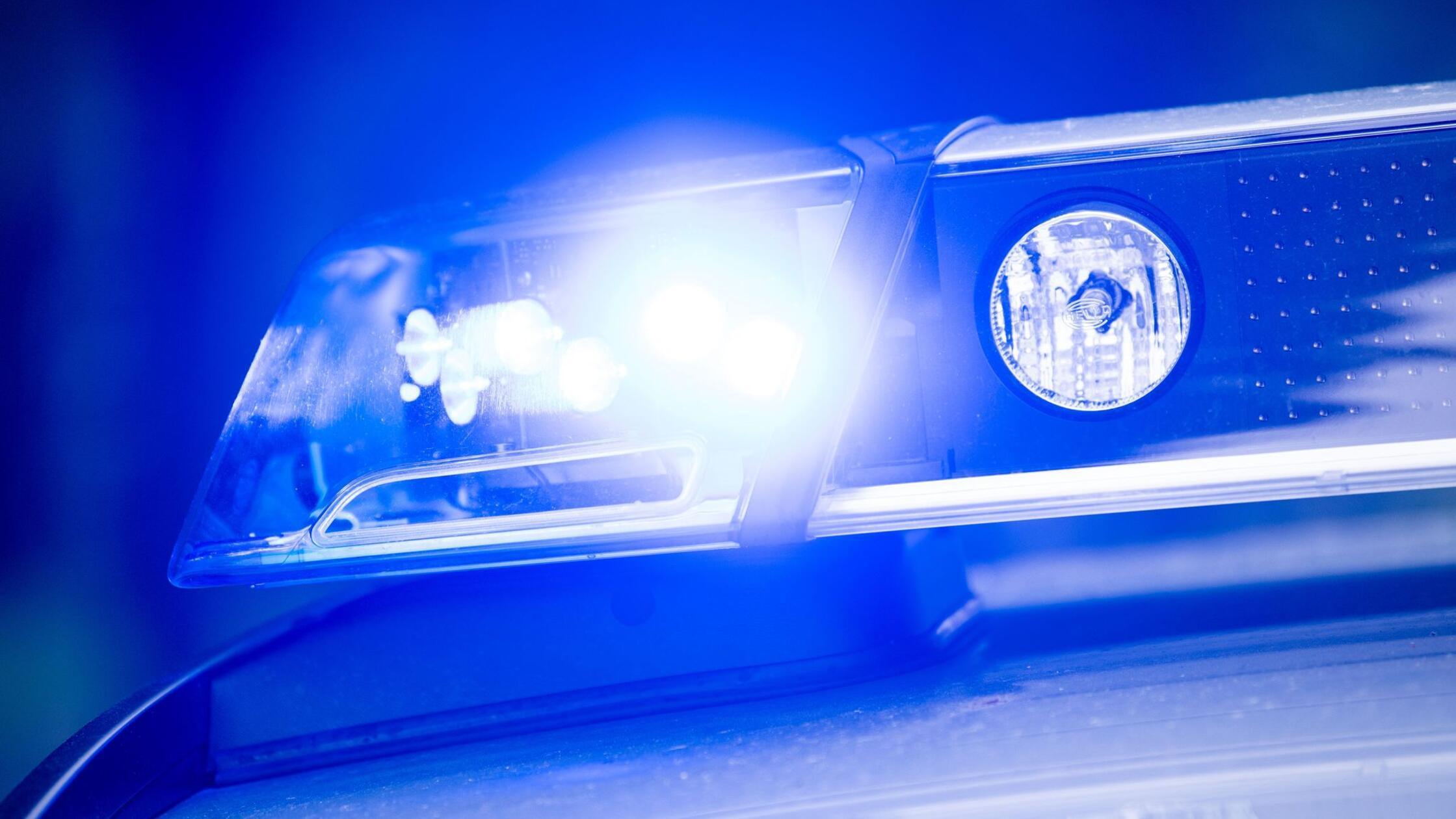 Auto fährt in Außenbestuhlung von Imbiss – drei Verletzte