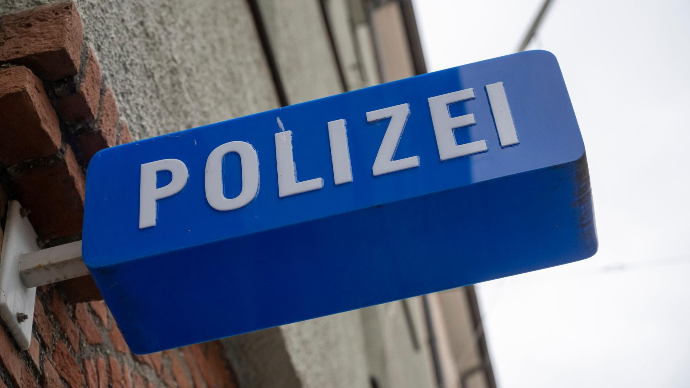 Kriminelle stehlen teuren Schmuck aus Juweliergeschäft