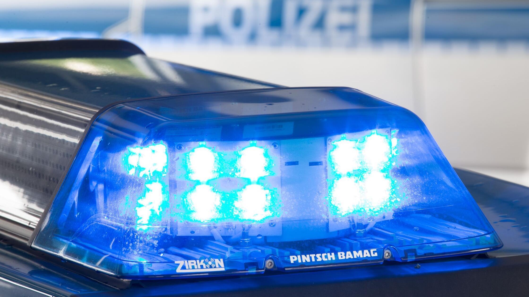 21-Jähriger prallt mit Auto nachts gegen Baum und stirbt