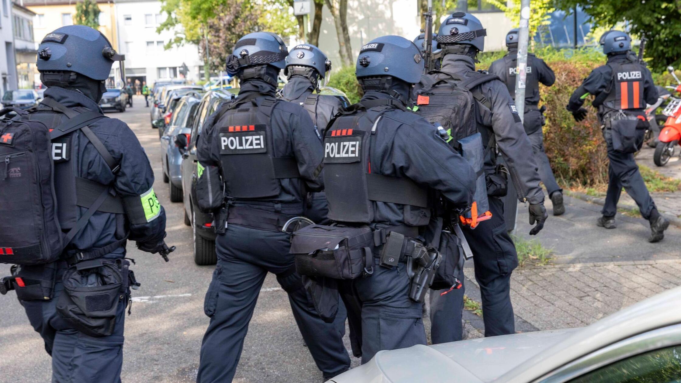 Nach Messerangriff auf Lehrerin an Berufskolleg: Spezialkräfte vor Ort – Schüler gefasst