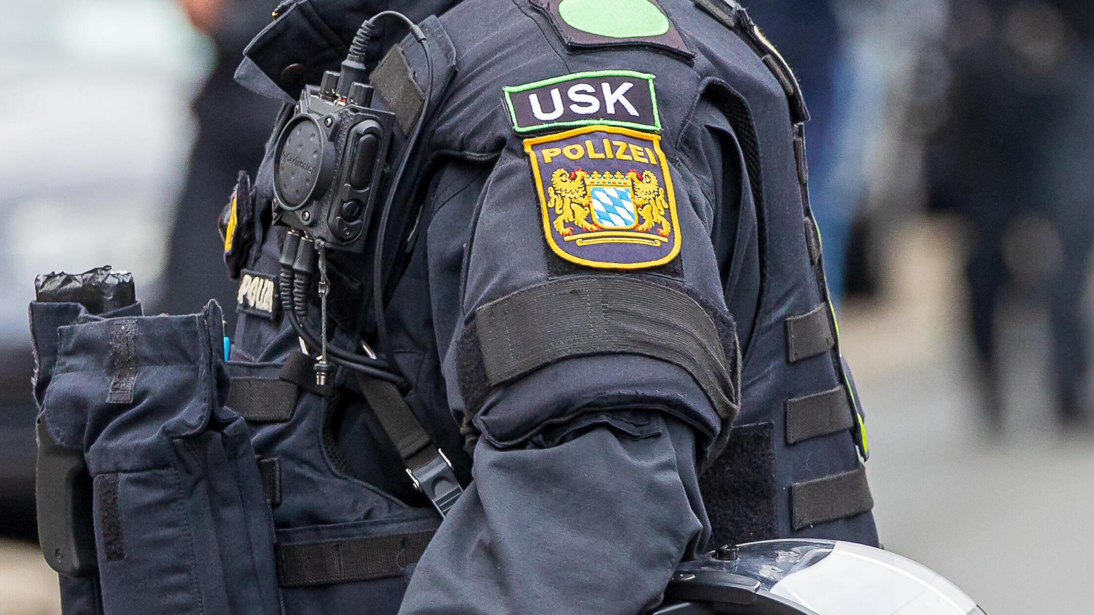 USK rückte in Nürnberg zu Großeinsatz aus: Mann mit Waffe über Schulter unterwegs?