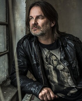 Ray Wilson mit Akustikgitarre