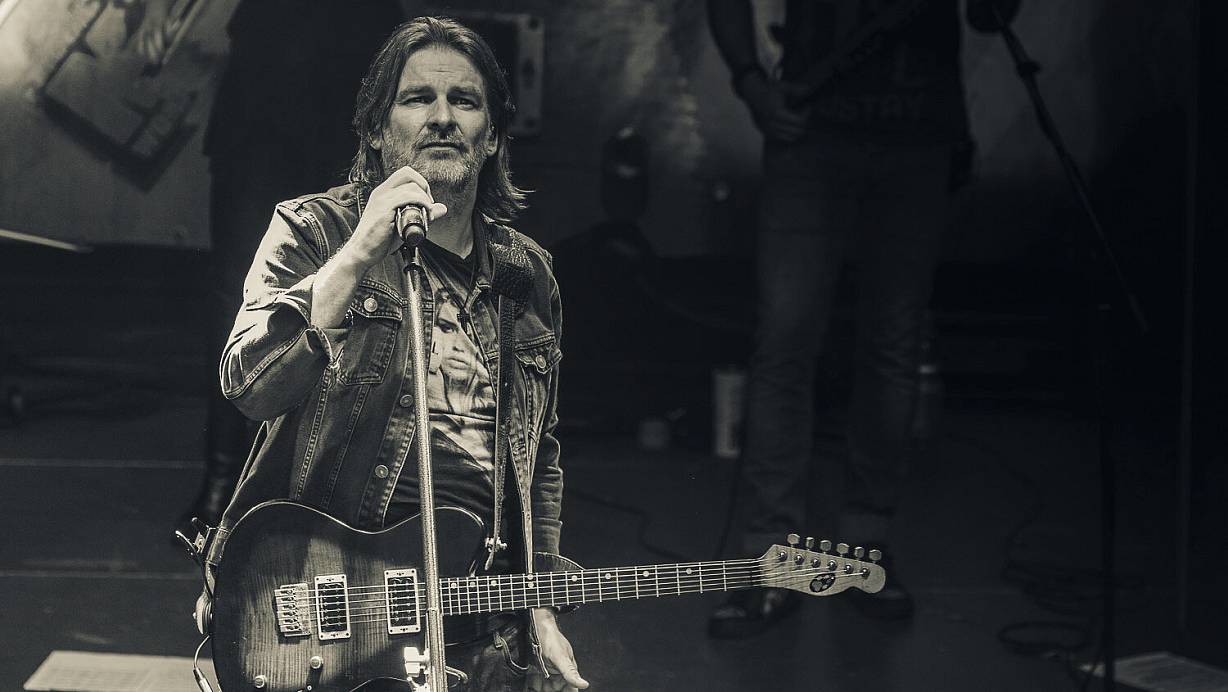 Ray Wilson live performing