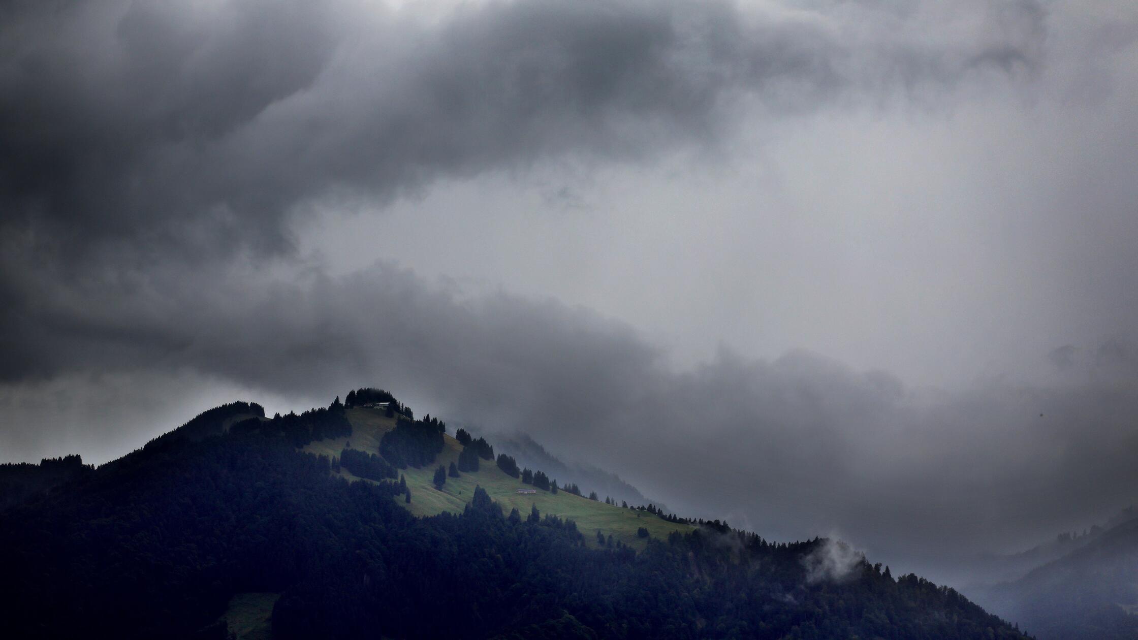 Trauriges Ende einer Bergtour: Frau stürzt beim Wandern mit Ehemann in Bayern ab und stirbt