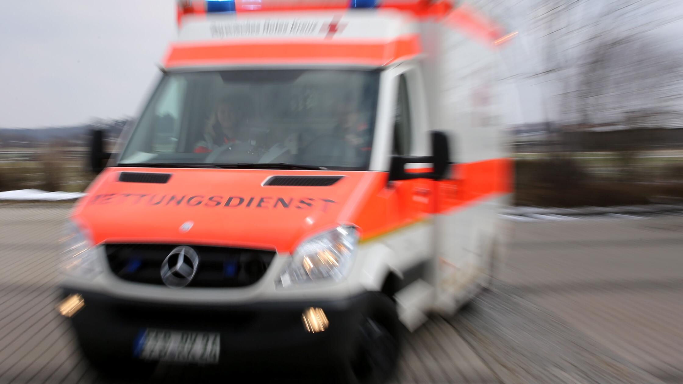 Schwerer Betriebsunfall in Franken: Arbeiter stürzt fünf Meter in Tiefe und stirbt