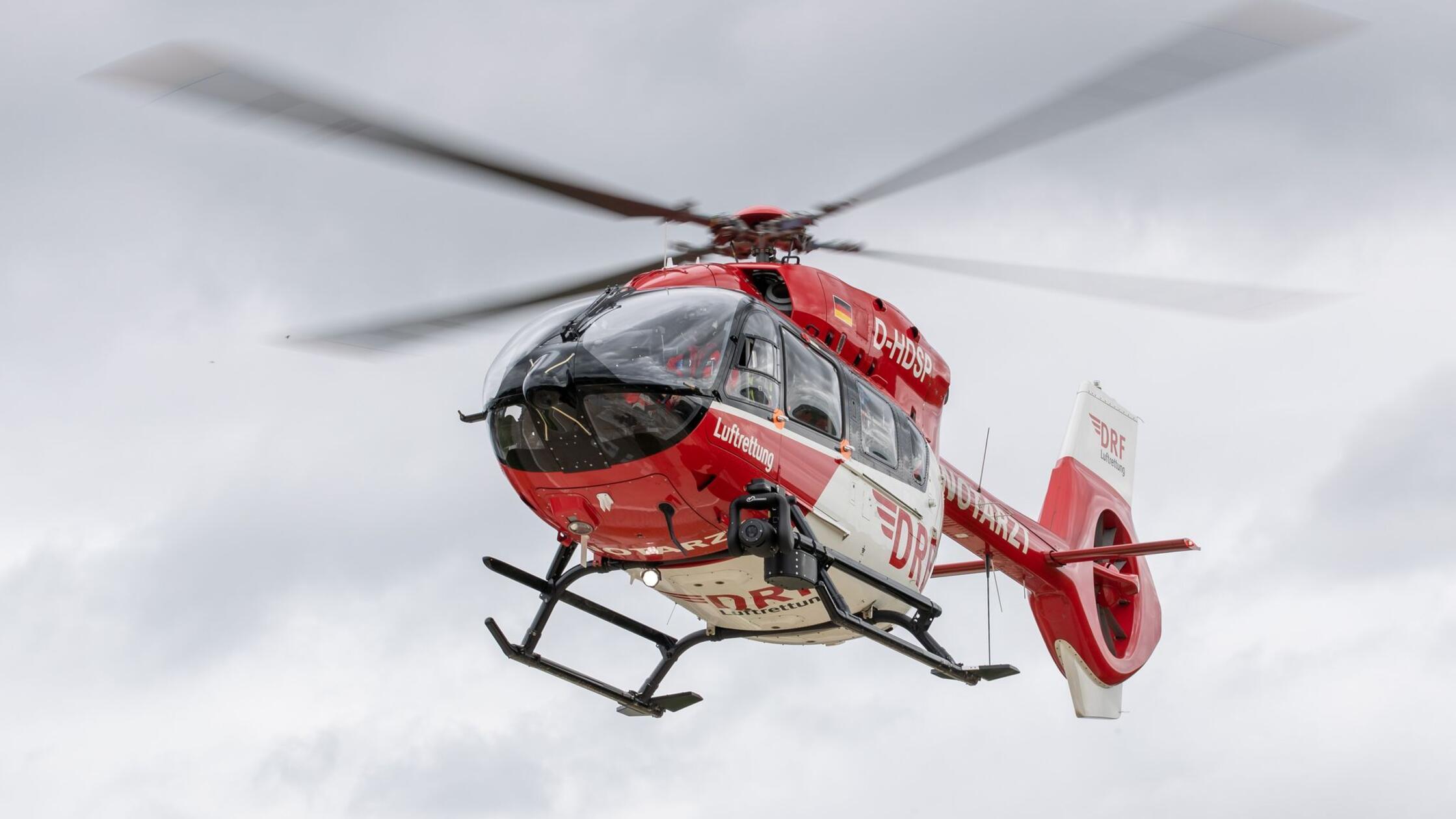Drei Rettungshubschrauber im Einsatz – katastrophaler Unfall in Franken, mehrere Schwerverletzte