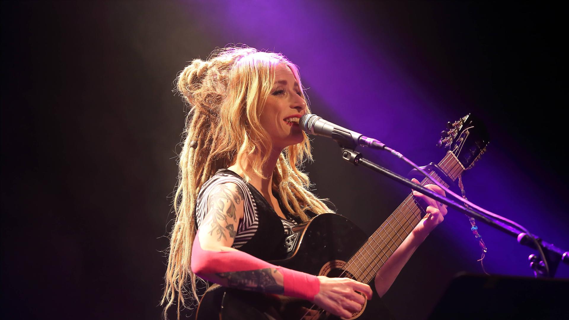 Sarah Lesch live