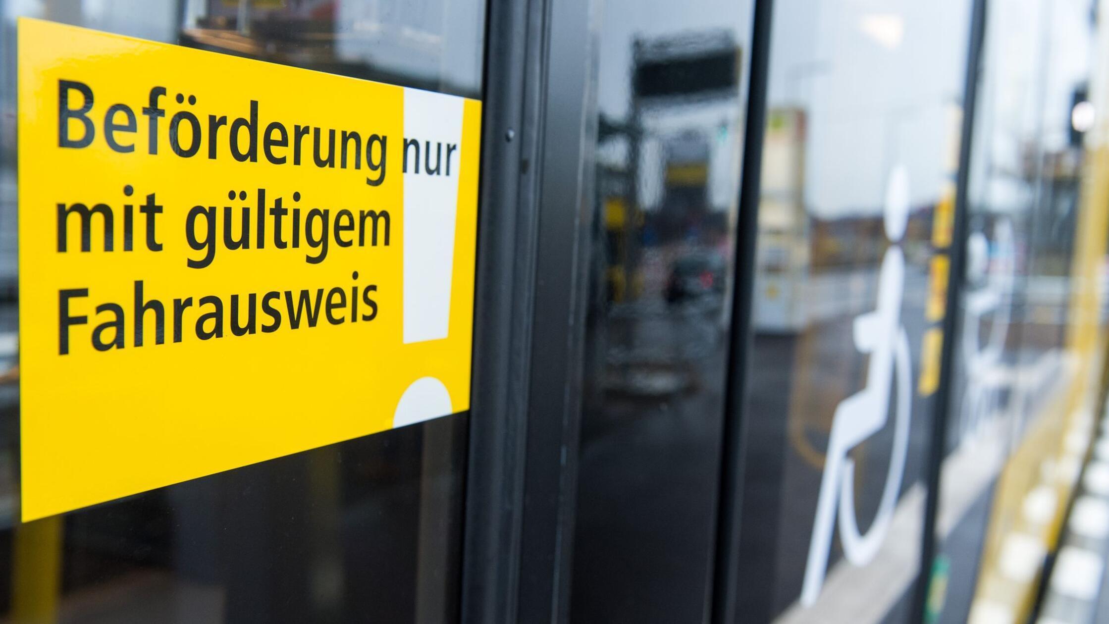 „Sinnlos harte Strafe“: Initiative kauft bundesweit 101 Schwarzfahrer aus dem Gefängnis frei