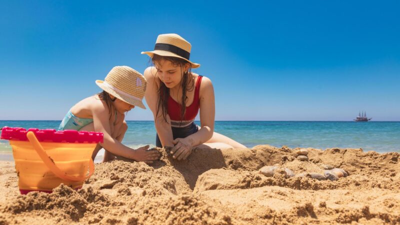 Sandburg-Verbot im Strand-Paradies: An diesem beliebten Urlaubsort drohen vierstellige Strafen