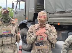 Männer bedanken sich für Spenden: Wassermangel russischer Soldaten verrät Truppenverlegung
