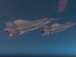 Hyperschallraketen an Bord: Russische Kampfjets tauchen über der Barentssee auf