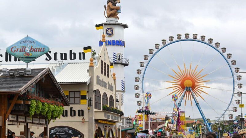 So teuer ist ein Familienbesuch auf dem Oktoberfest 2025 – und so lässt sich sparen