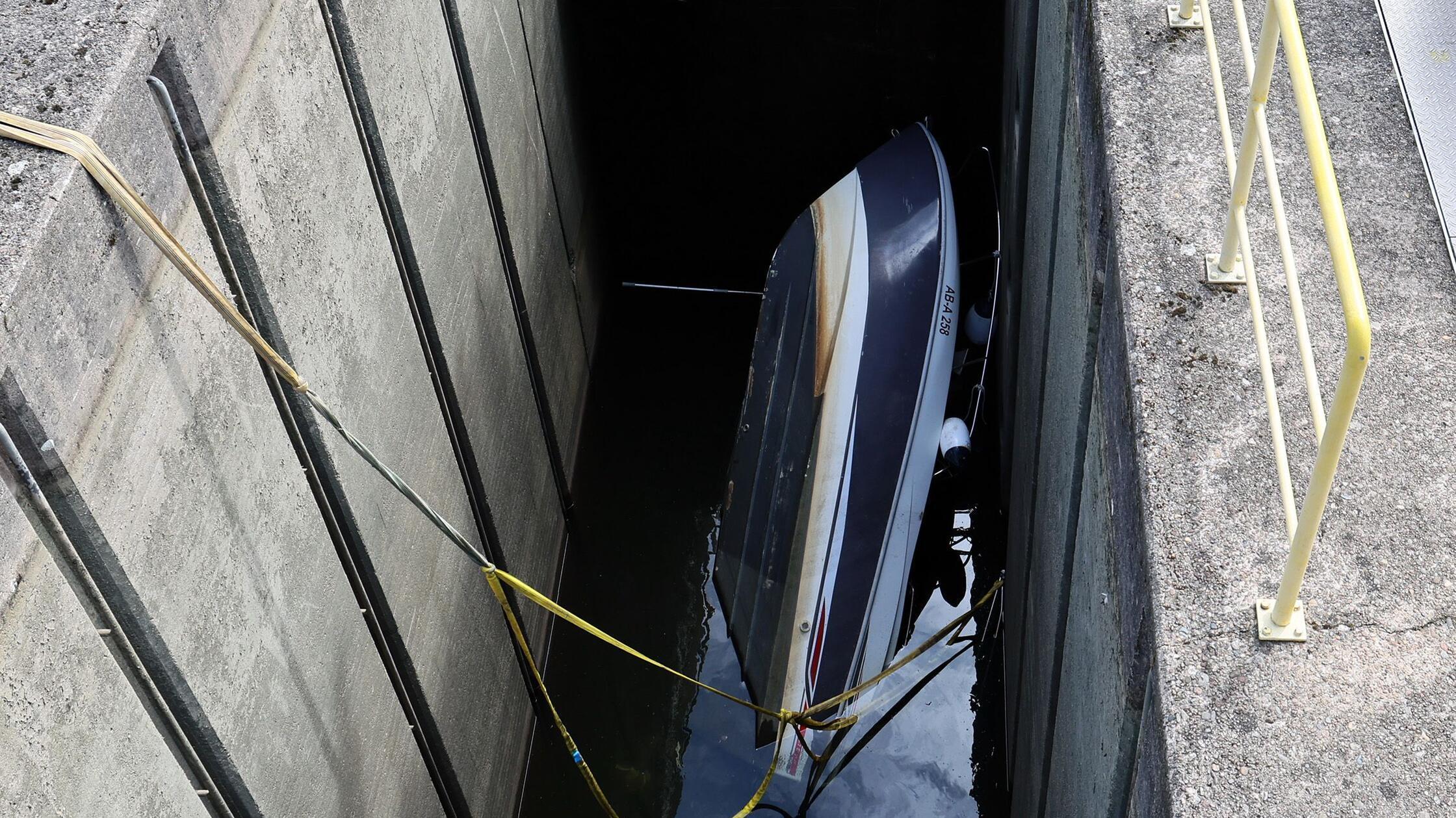 Taucher-Einsatz in Franken: Sportboot steht senkrecht in Schleuse – Mann fällt ins Wasser