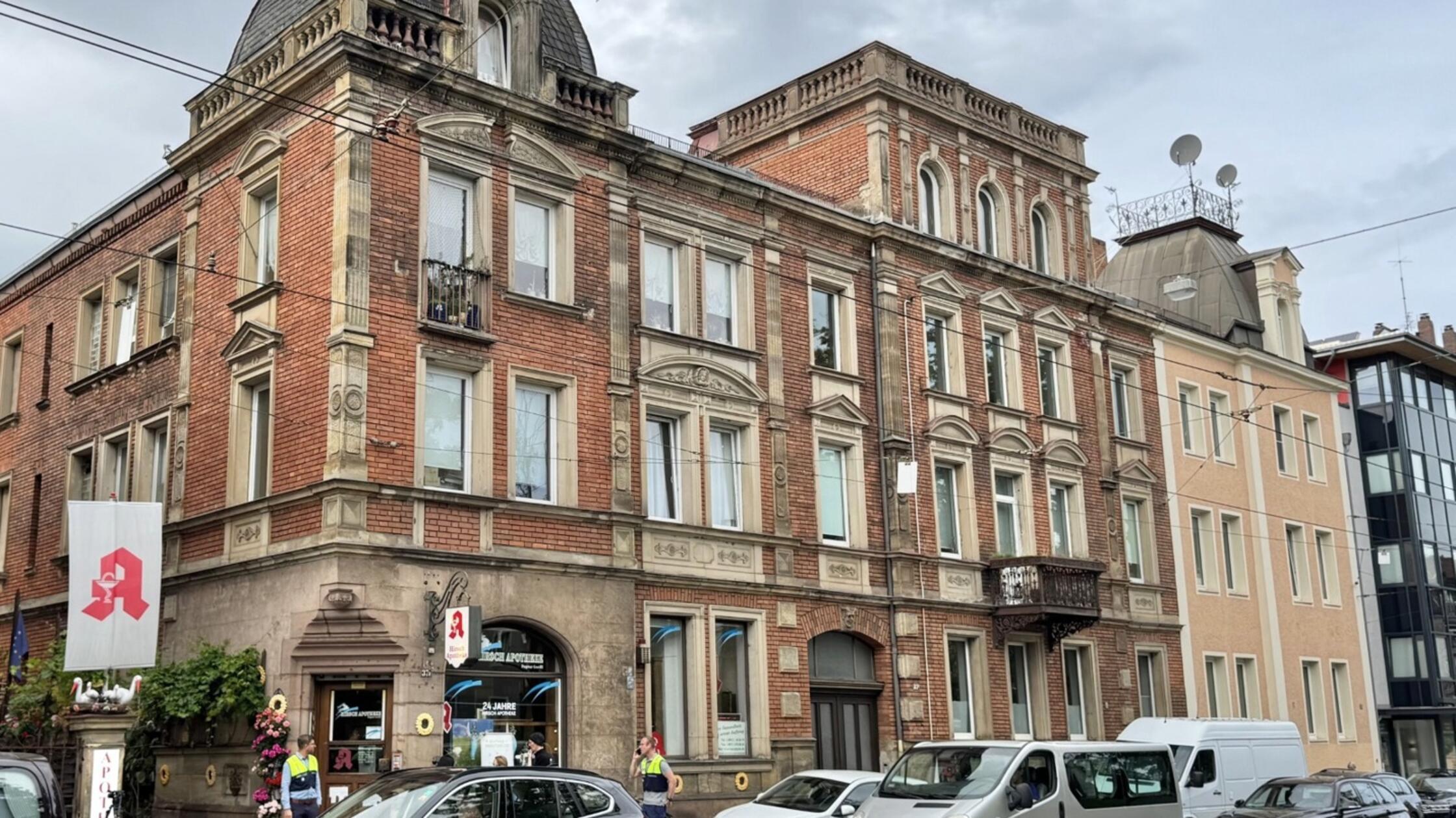 Tötungsdelikt in Nürnberg: Frau tot in Wohnung aufgefunden – Ehemann stellt sich Polizei