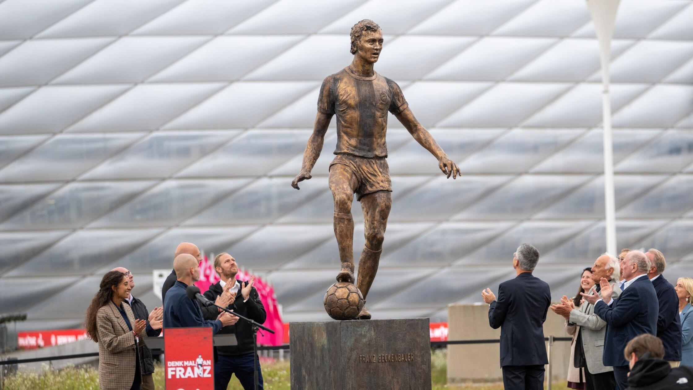 Beckenbauer-Statue in München enthüllt: „Legenden bleiben“