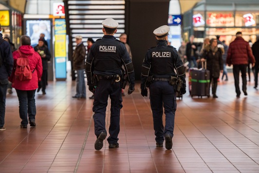 BPOL-HH: Erregung öffentlichen Ärgernisses: Mann entkleidet sich gänzlich vor Sicherheitsdienst-Mitarbeitern im Hamburger Hauptbahnhof