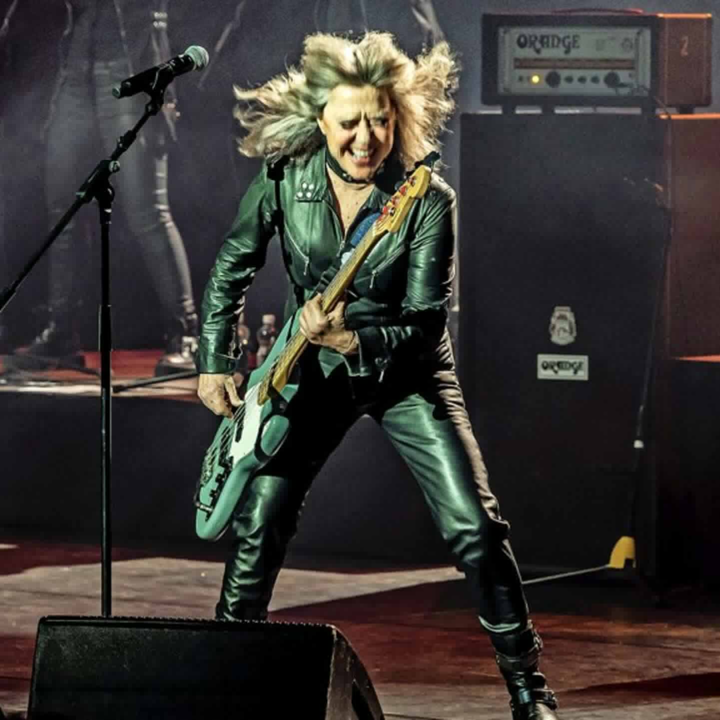 Suzi Quatro mit Bassgitarre