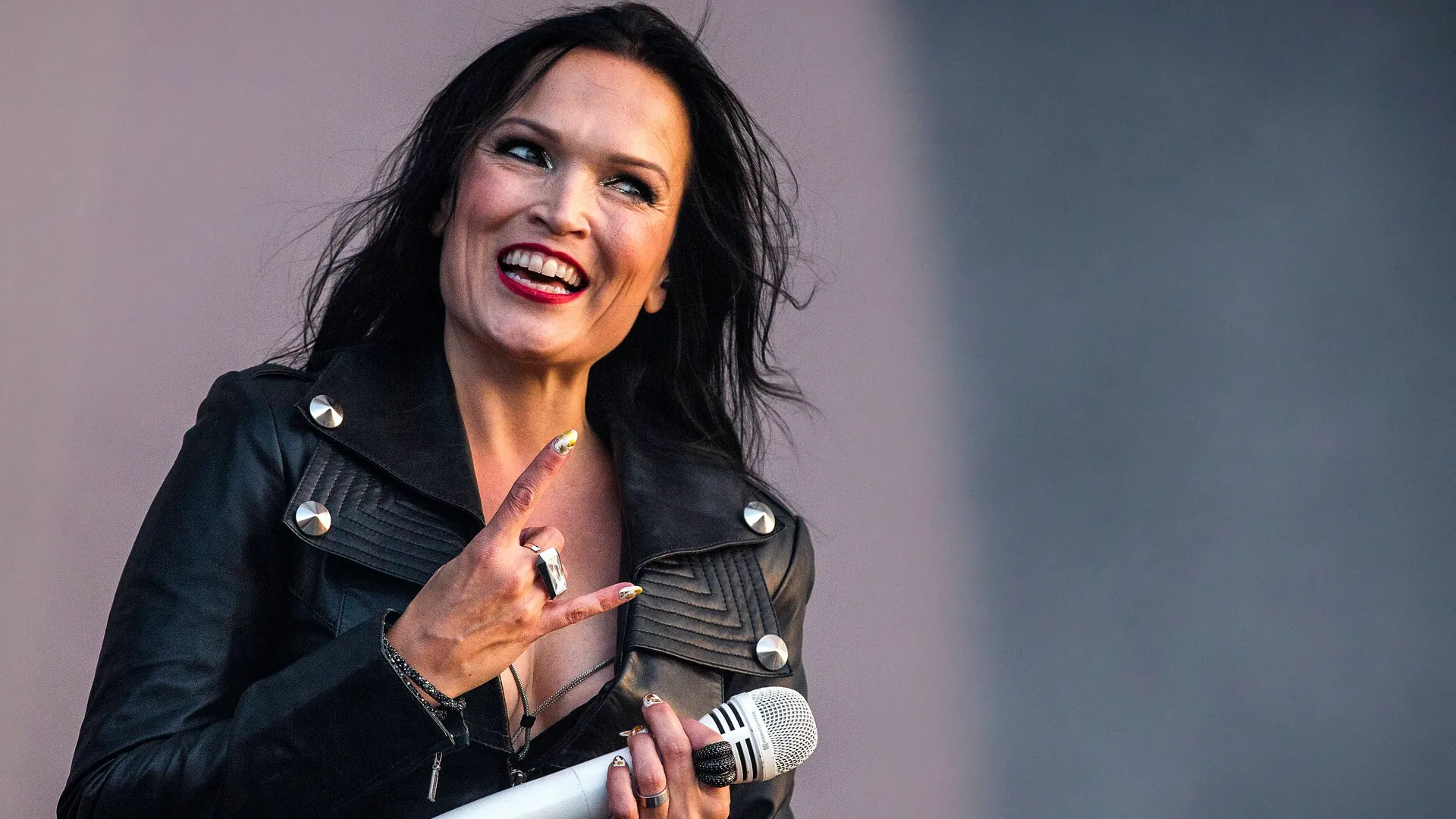 Tarja Turunen in einem extravaganten Outfit