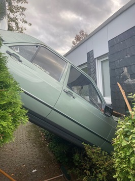 POL-ME: Kurioser Unfall: Auto durch Garagenwand geschoben – 2509019