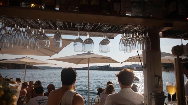 Tragischer Todesfall: Deutscher stirbt in Strandrestaurant auf Mallorca – Familie muss zusehen