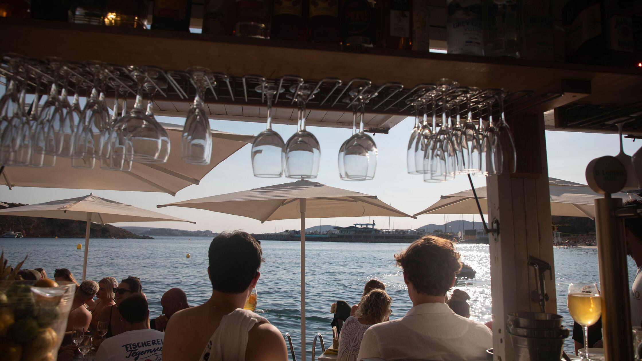 Tragischer Todesfall: Deutscher stirbt in Strandrestaurant auf Mallorca – Familie muss zusehen
