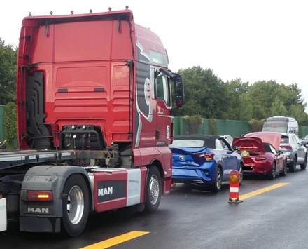 POL-CUX: Verkehrsunfall auf der BAB 27/ LKW fährt auf Stauende auf/ Zwei Personen leicht verletzt/ Foto im Anhang