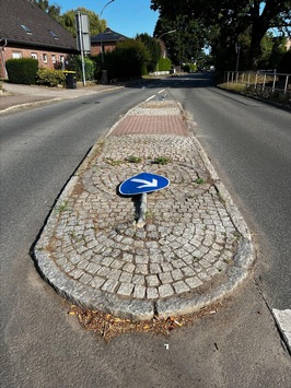 POL-RZ: Verkehrsschild umgefahren / Polizei sucht Zeugen für Unfall in Reinbek