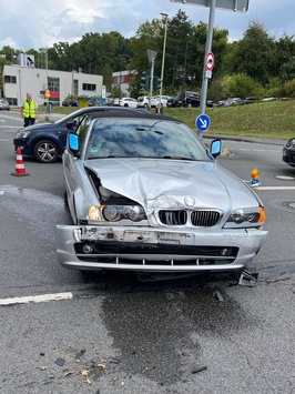 POL-HA: Verkehrsunfall an Kreuzung: 22-Jährige fährt über rote Ampel – zwei Verletzte